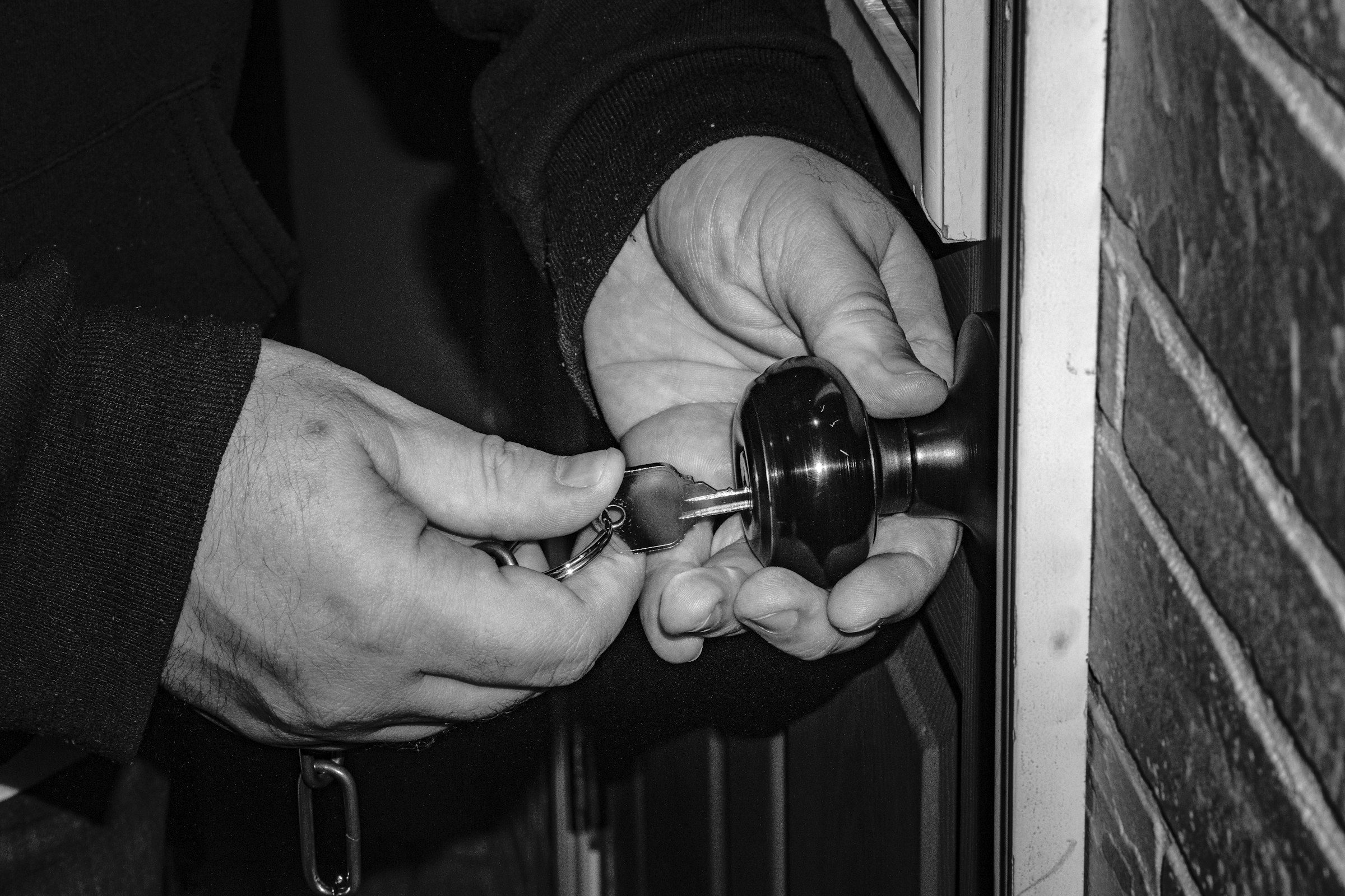 Emergency locksmith Gaithersburg technician unlocking a front door knob lock